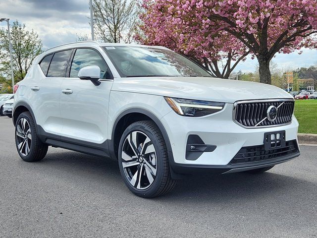 2024 Volvo XC40 Ultimate Bright Theme