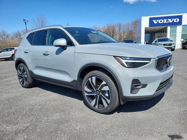 2024 Volvo XC40 Ultimate Bright Theme