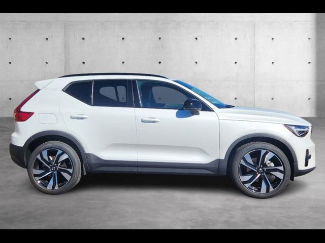 2024 Volvo XC40 Ultimate Dark Theme