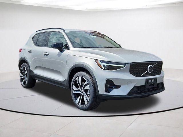 2024 Volvo XC40 Ultimate Dark Theme