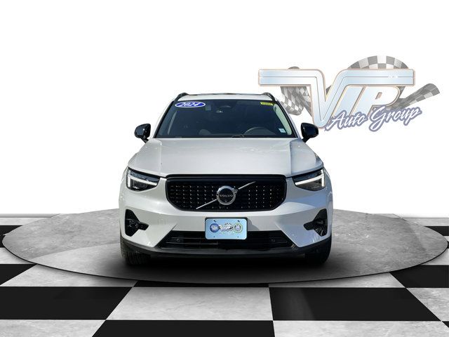 2024 Volvo XC40 Ultimate Dark Theme