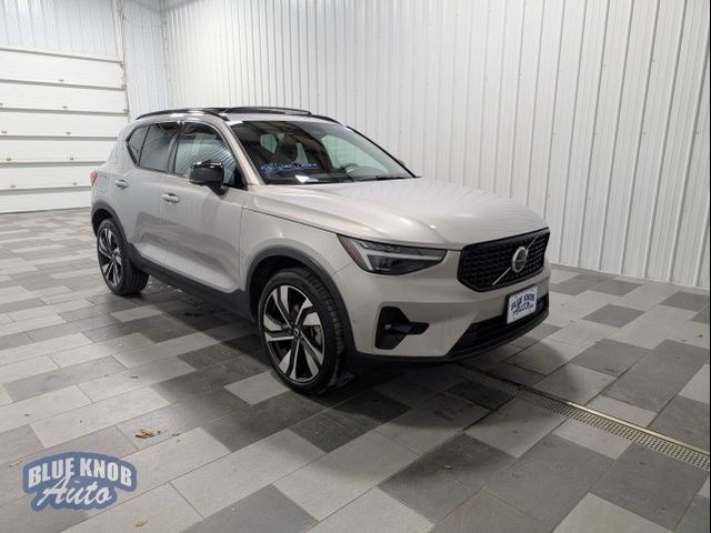 2024 Volvo XC40 Ultimate Dark Theme