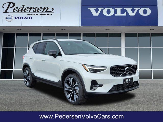 2024 Volvo XC40 Ultimate Dark Theme