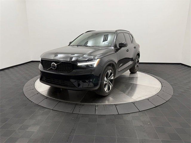 2024 Volvo XC40 Ultimate Dark Theme