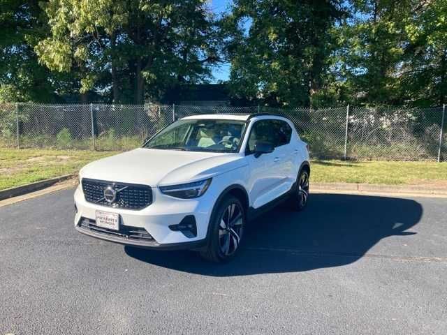 2024 Volvo XC40 Ultimate Dark Theme