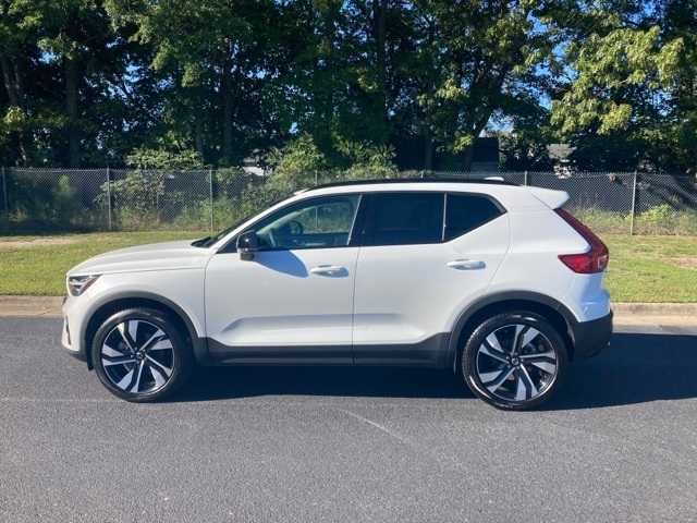 2024 Volvo XC40 Ultimate Dark Theme