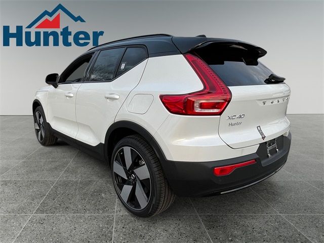 2024 Volvo XC40 Plus Dark Theme