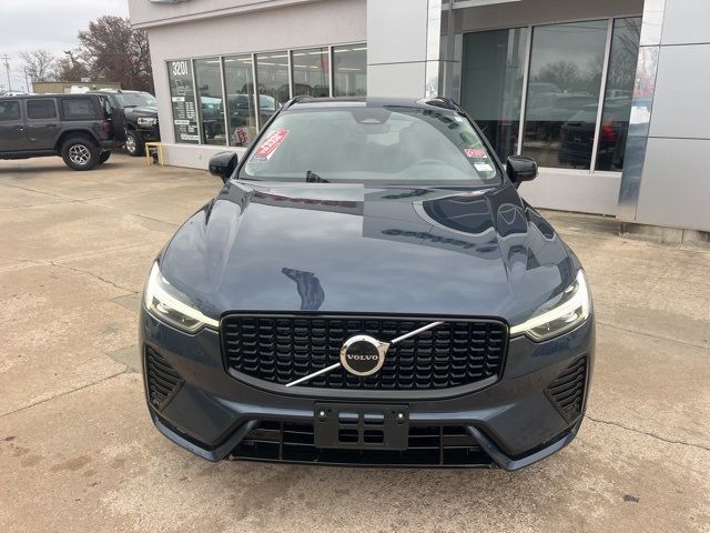 2024 Volvo XC60 Core Dark Theme