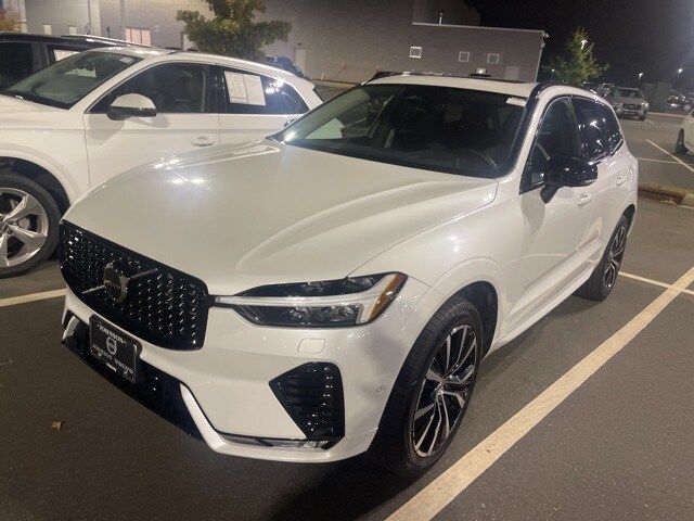 2024 Volvo XC60 Plus Dark Theme