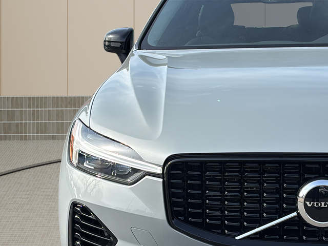 2024 Volvo XC60 Recharge Plug-In Hybrid Core Dark Theme