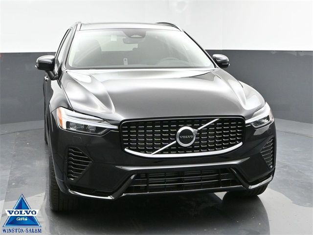 2024 Volvo XC60 Recharge Plug-In Hybrid Core Dark Theme