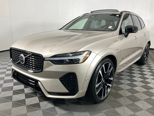 2024 Volvo XC60 Recharge Plug-In Hybrid Ultimate Dark Theme