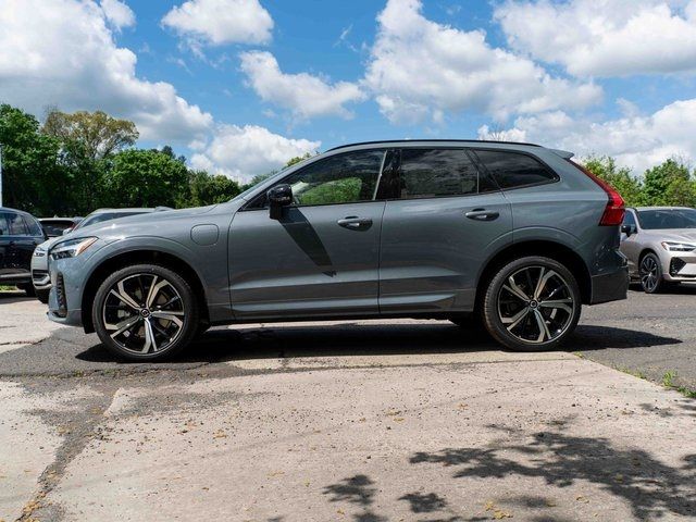 2024 Volvo XC60 Recharge Plug-In Hybrid Ultimate Dark Theme