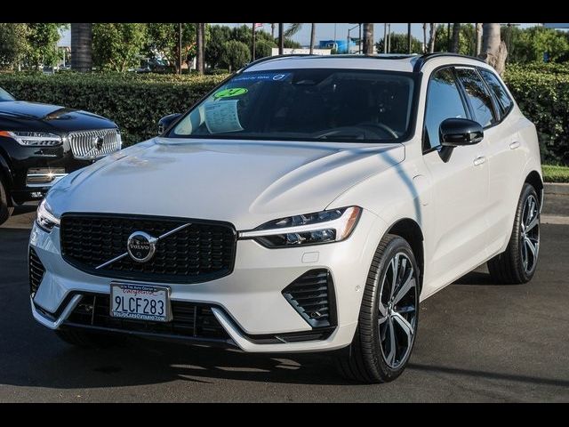 2024 Volvo XC60 Recharge Plug-In Hybrid Ultimate Dark Theme