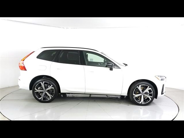 2024 Volvo XC60 Recharge Plug-In Hybrid Ultimate Dark Theme