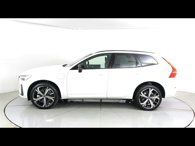 2024 Volvo XC60 Recharge Plug-In Hybrid Ultimate Dark Theme