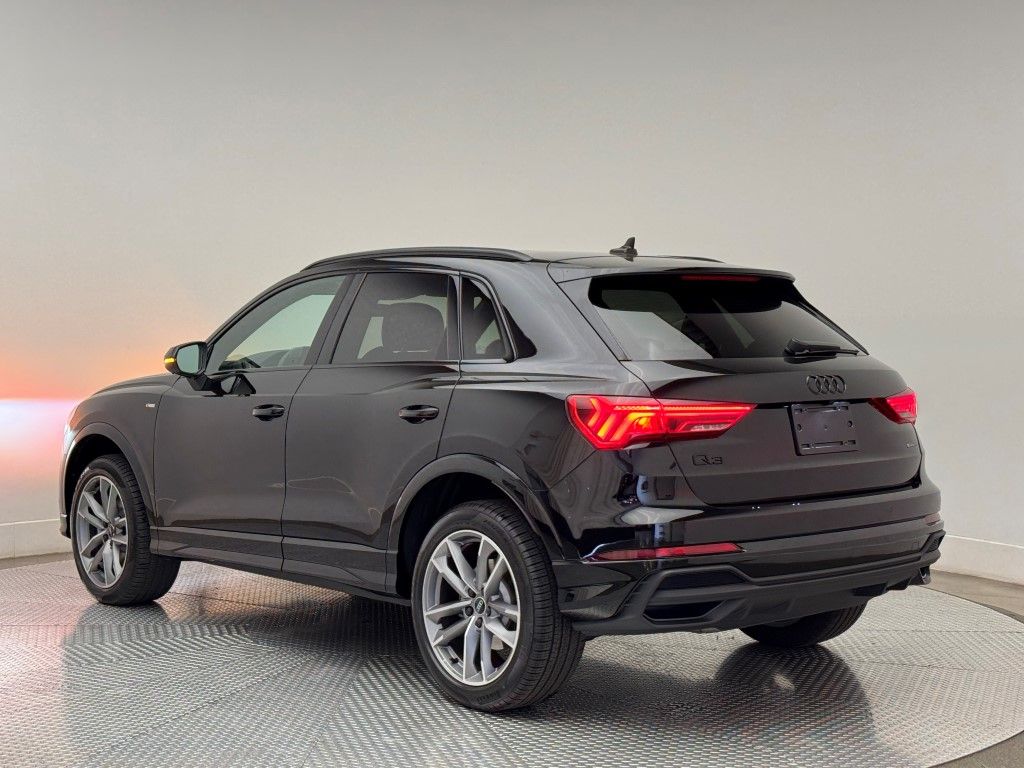 Vehicle image 4 of 40