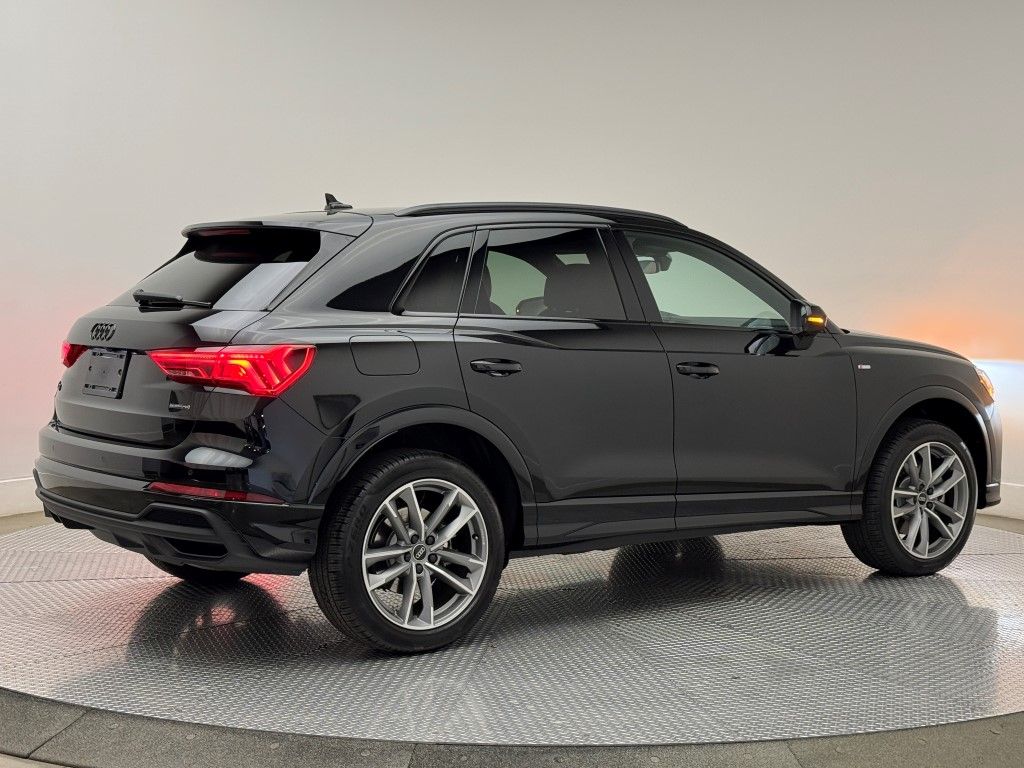 Vehicle image 10 of 40