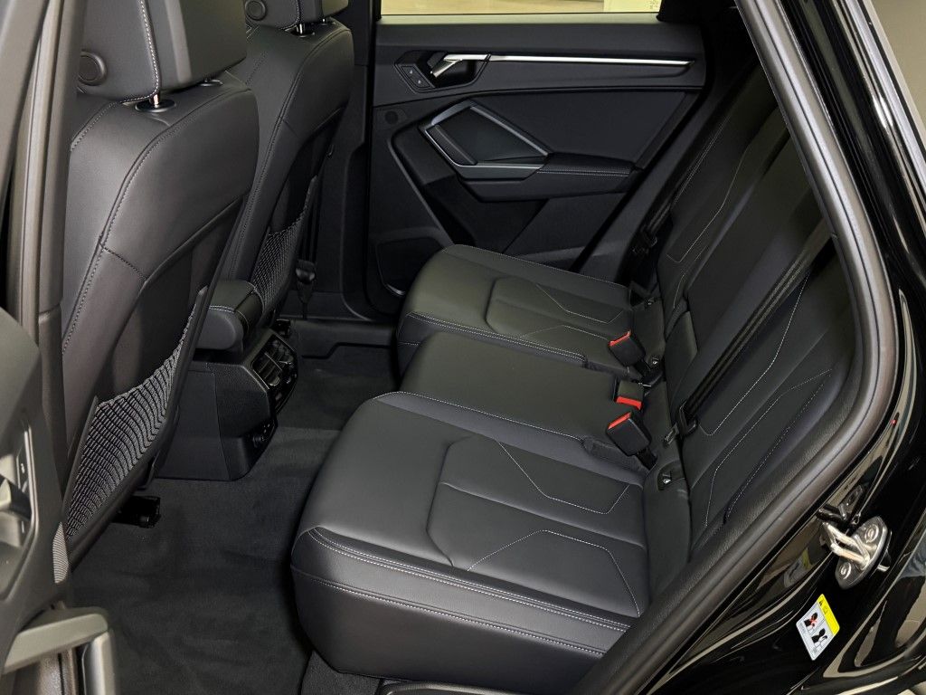 Vehicle image 25 of 40