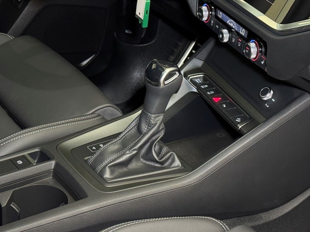 Vehicle image 16 of 40