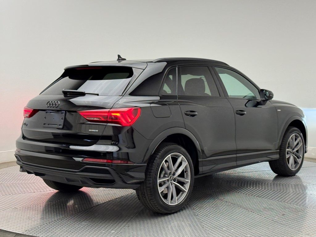 Vehicle image 9 of 40
