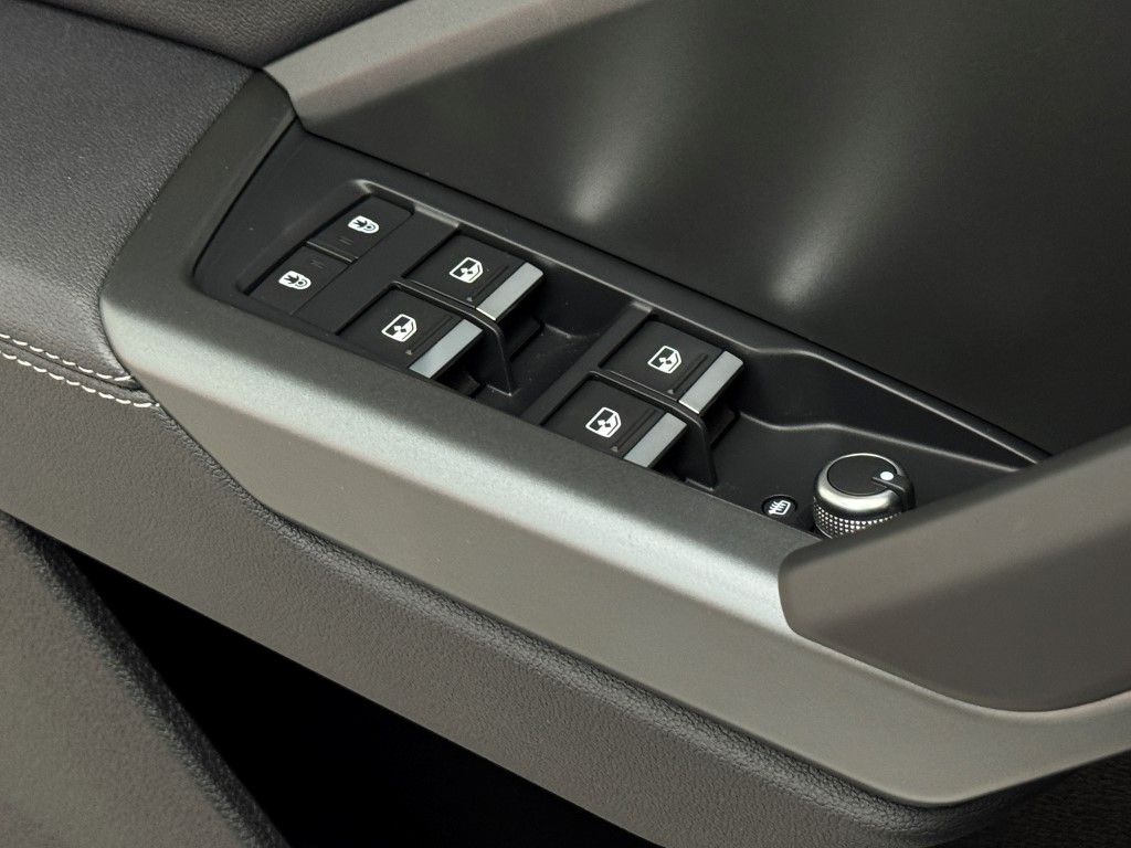 Vehicle image 39 of 40