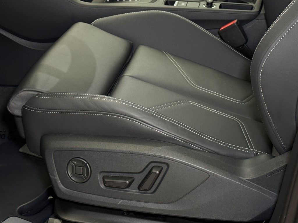 Vehicle image 22 of 40