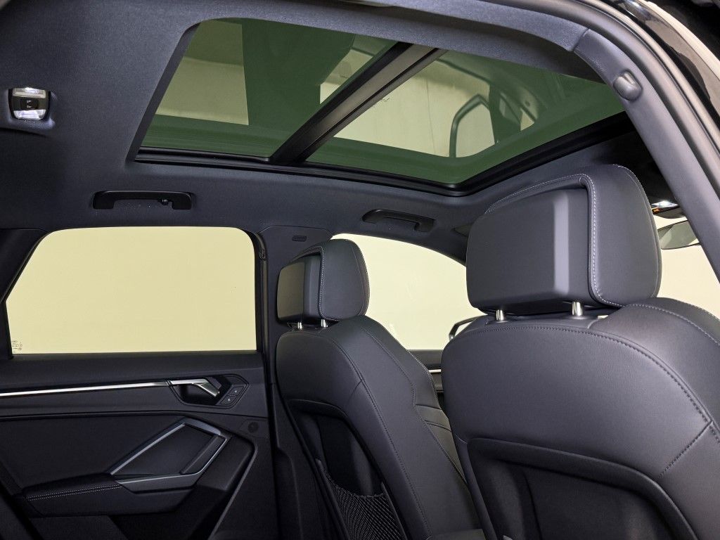 Vehicle image 14 of 40