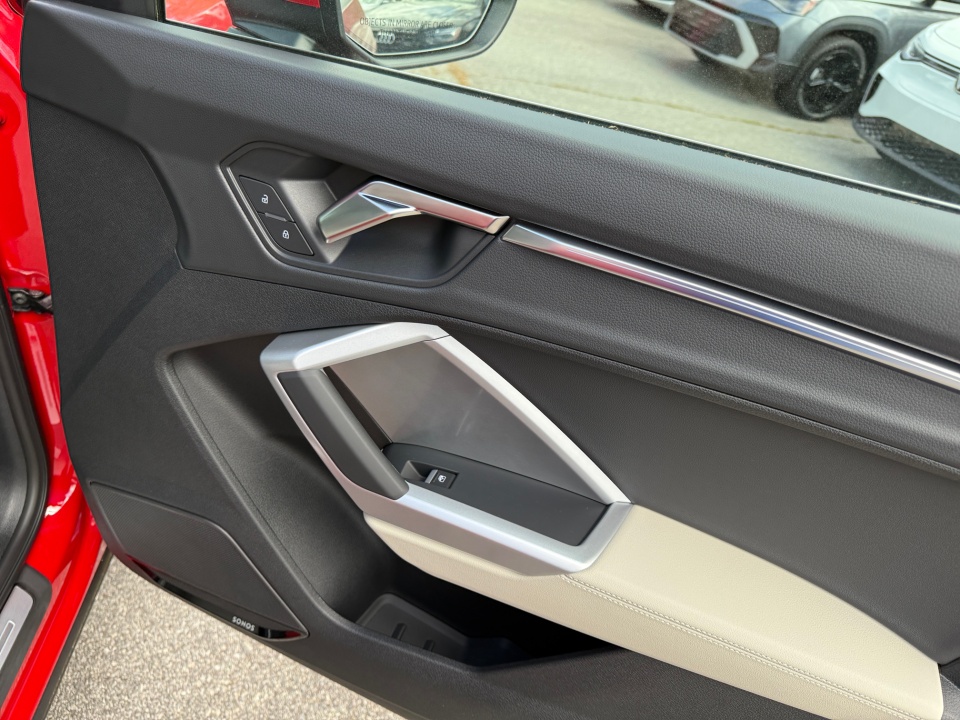 Vehicle image 31 of 35