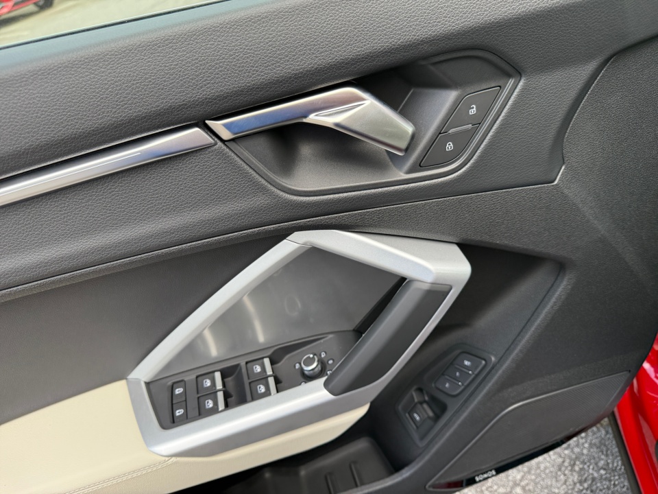 Vehicle image 32 of 35