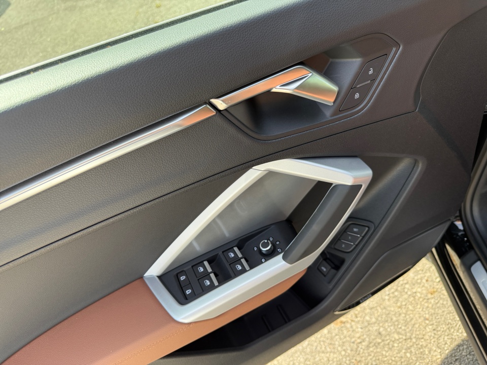 Vehicle image 32 of 35