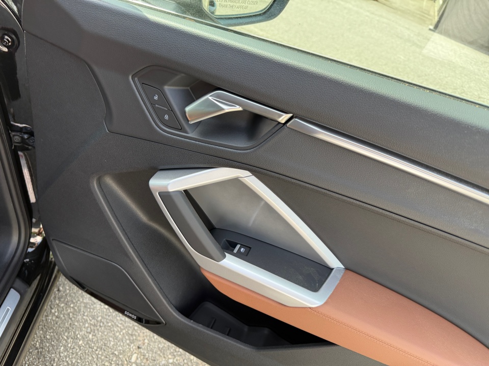 Vehicle image 31 of 35