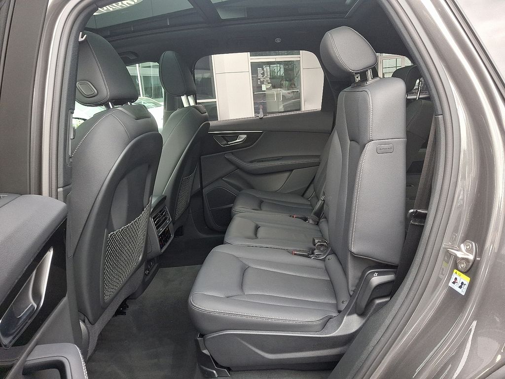 Vehicle image 10 of 30