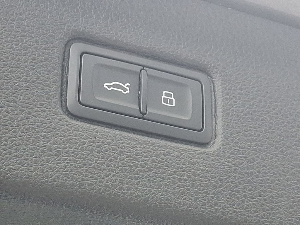 Vehicle image 28 of 30