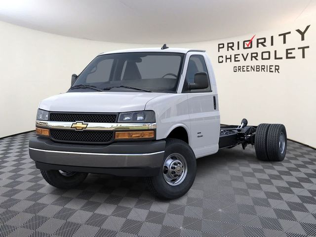 2025 Chevrolet Express Base