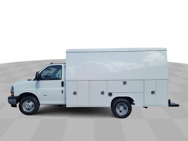 2025 Chevrolet Express Base