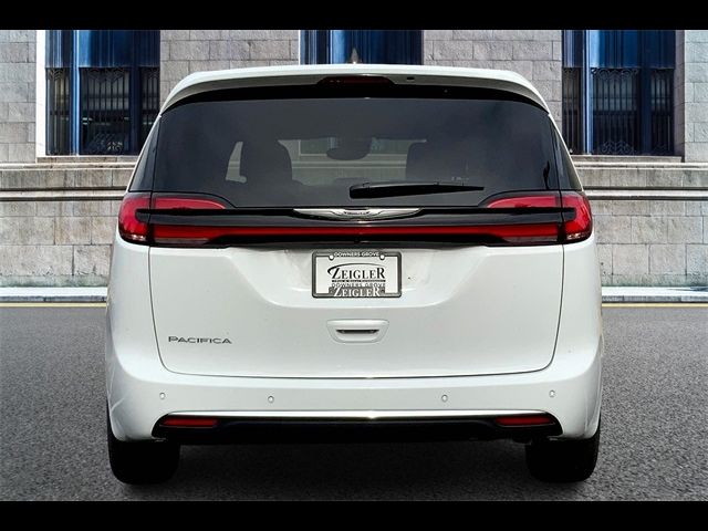 2025 Chrysler Pacifica Select