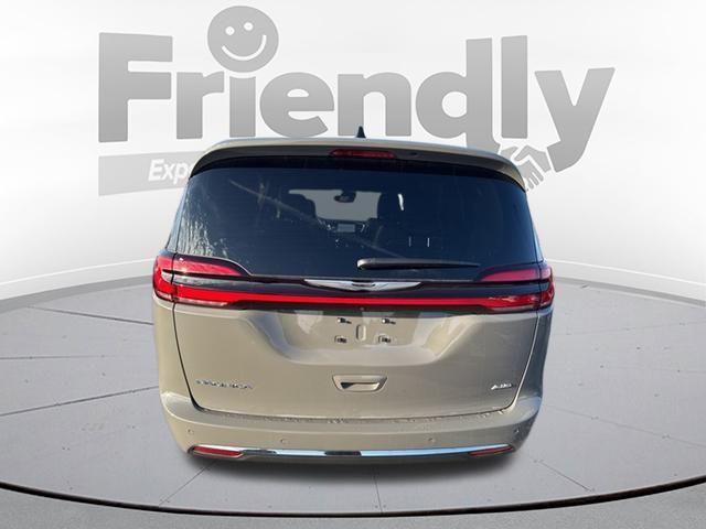 2025 Chrysler Pacifica Select