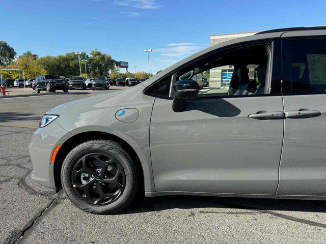 2025 Chrysler Pacifica Hybrid Premium S Appearance Pkg