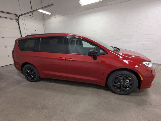 2025 Chrysler Pacifica Hybrid Premium S Appearance Pkg