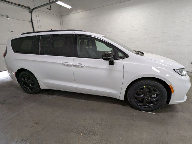 2025 Chrysler Pacifica Hybrid Premium S Appearance Pkg