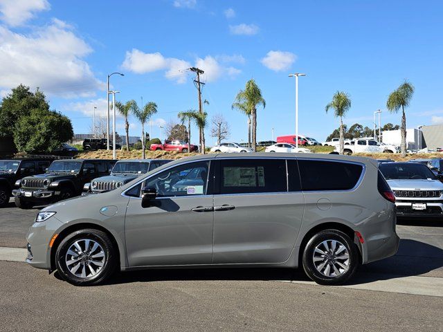 2025 Chrysler Pacifica Hybrid Select