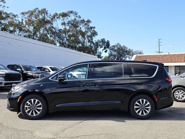 2025 Chrysler Pacifica Hybrid Select