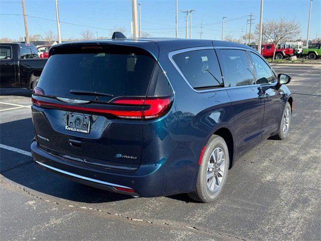 2025 Chrysler Pacifica Hybrid Select