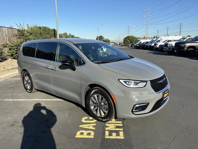 2025 Chrysler Pacifica Hybrid Select