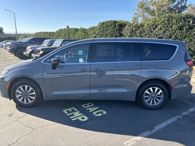 2025 Chrysler Pacifica Hybrid Select