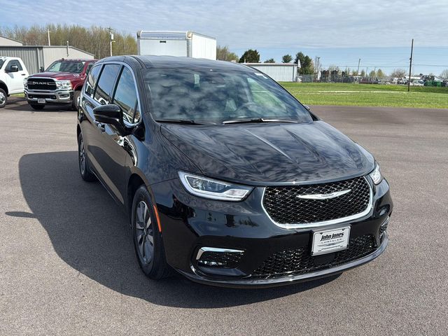 2025 Chrysler Pacifica Hybrid Select