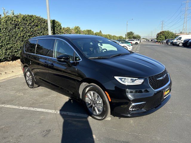 2025 Chrysler Pacifica Hybrid Select