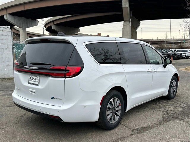 2025 Chrysler Pacifica Hybrid Select