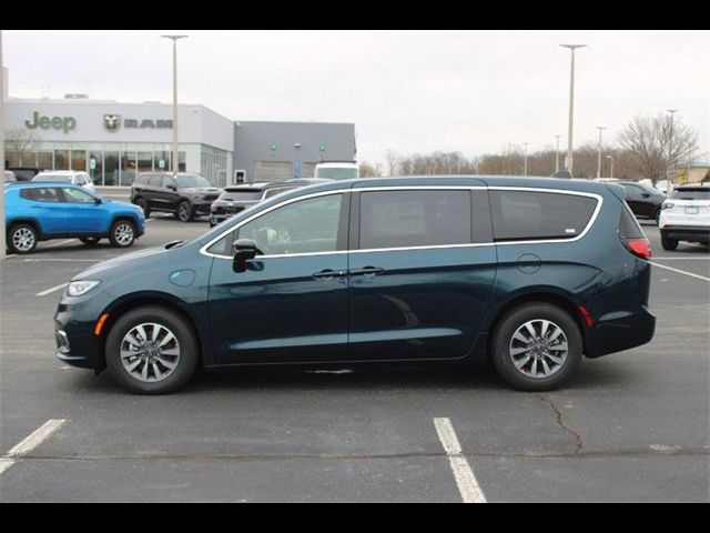 2025 Chrysler Pacifica Hybrid Select